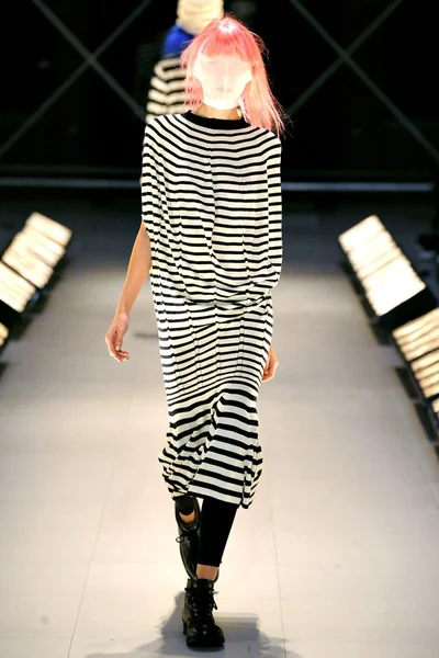 Look 16